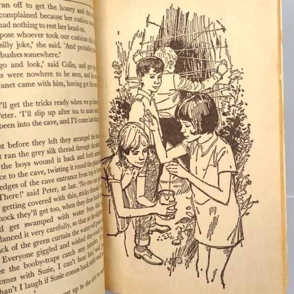 Two Vintage Secret 7 Softcover Books by Enid Blyton 1980/1981‎ - Picture 7 of 12